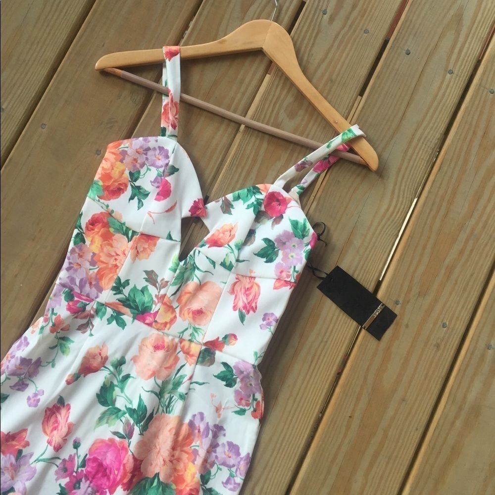 Beautiful boutique body con flower pattern dress